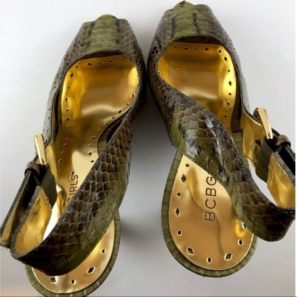 BCBGIRLS Sling Back Moss-tone Snakeskin Peep-toe - Picture 3 of 4